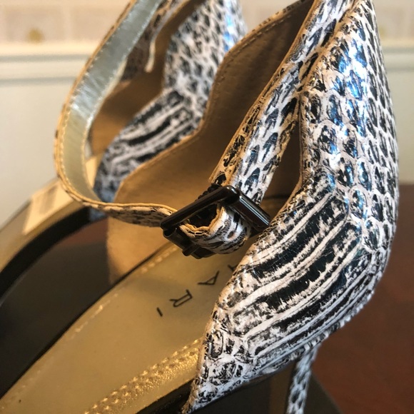 Tahari size 10 female shoes black & white new